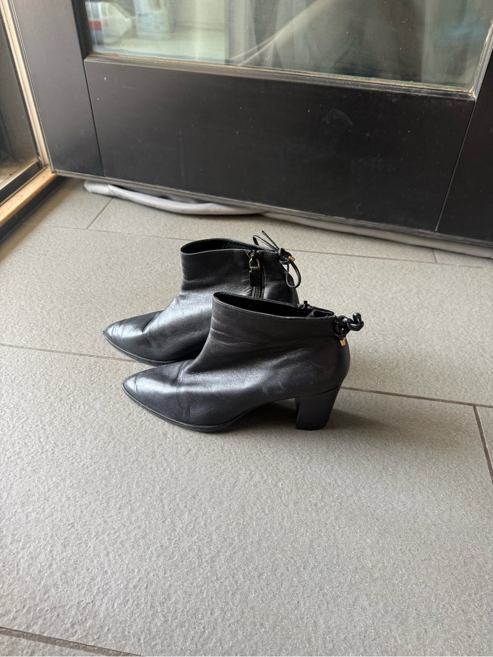 Stuart Weitzman Gardiner Black Leather Tie Back Block Heel Ankle Boots Size 7 M
